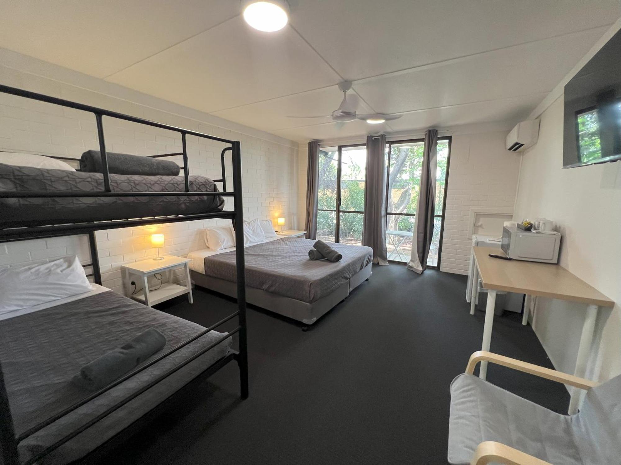 Jumbuck Motor Inn - Pool - Pet Friendly Section - King Beds Longreach Exterior photo