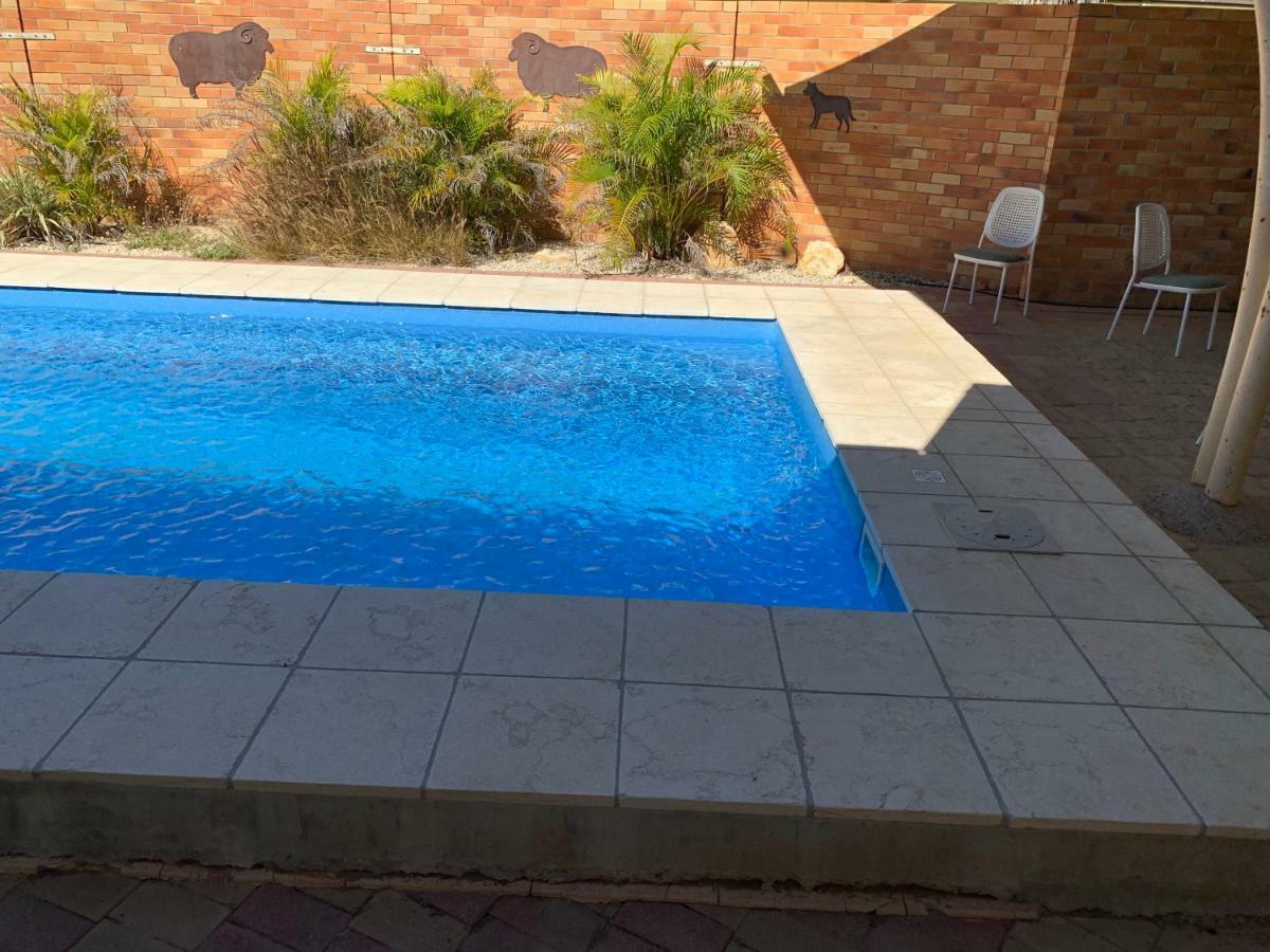 Jumbuck Motor Inn - Pool - Pet Friendly Section - King Beds Longreach Exterior photo