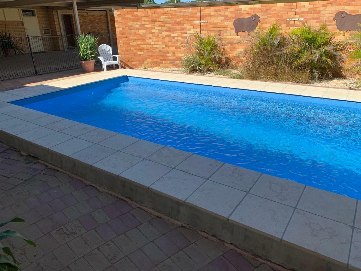 Jumbuck Motor Inn - Pool - Pet Friendly Section - King Beds Longreach Exterior photo